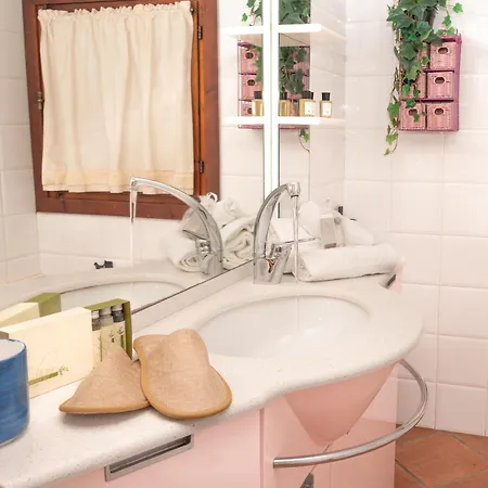 Semesterbostad Borgo Rudalza & *